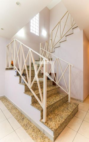 Casa à venda com 160m², 3 quartos e 2 vagas Casa à venda com 160m², 3 quartos e 2 vagasEscada