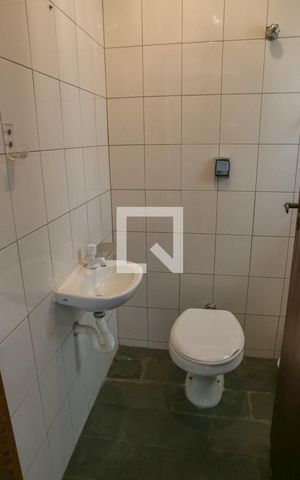 Casa à venda com 220m², 3 quartos e sem vaga Casa à venda com 220m², 3 quartos e sem vagaBanheiro de Serviço