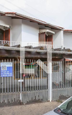 Casa à venda com 220m², 3 quartos e sem vaga Casa à venda com 220m², 3 quartos e sem vagaFachada