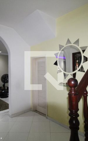 Casa de condomínio à venda com 340m², 3 quartos e 2 vagasEscada