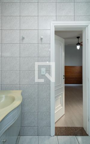 Casa à venda com 205m², 3 quartos e 2 vagas Casa à venda com 205m², 3 quartos e 2 vagasBanheiro - Suíte