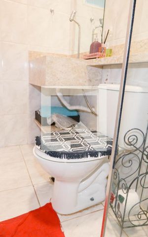 Casa à venda com 374m², 5 quartos e 5 vagasBanheiro 4