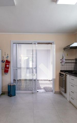 Casa à venda com 156m², 2 quartos e 2 vagas Casa à venda com 156m², 2 quartos e 2 vagasCozinha