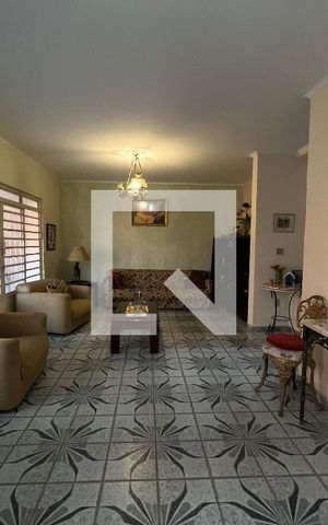 Casa à venda com 270m², 4 quartos e 4 vagasSala