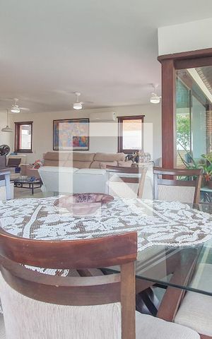 Casa de condomínio para alugar com 320m², 5 quartos e 4 vagas Casa de condomínio para alugar com 320m², 5 quartos e 4 vagasSala