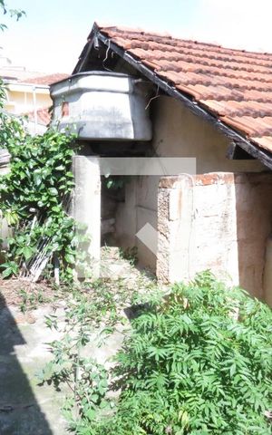 Casa à venda com 250m², 2 quartos e 2 vagasCômo Externo 1 Quarto com Banheiro