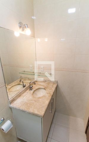 Casa à venda com 99m², 2 quartos e 2 vagas Casa à venda com 99m², 2 quartos e 2 vagasBanheiro da Suíte 1