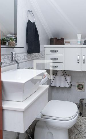 Casa à venda com 220m², 4 quartos e 3 vagas Casa à venda com 220m², 4 quartos e 3 vagasLavabo