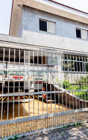 Casa à venda com 271m², 3 quartos e 6 vagas Casa à venda com 271m², 3 quartos e 6 vagasFachada
