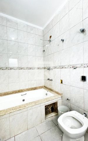 Casa à venda com 826m², 5 quartos e 12 vagasBanheiro da Suíte 1