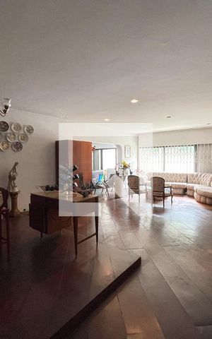 Casa à venda com 560m², 5 quartos e 6 vagas Casa à venda com 560m², 5 quartos e 6 vagasSala