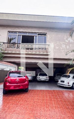 Casa para alugar com 762m², 5 quartos e 8 vagas Casa para alugar com 762m², 5 quartos e 8 vagasGaragem e Fachada