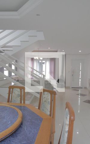 Casa de condomínio à venda com 230m², 3 quartos e 5 vagasSala 1