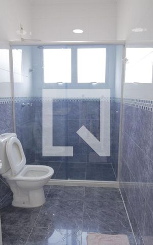 Casa de condomínio à venda com 230m², 3 quartos e 5 vagasBanheiro