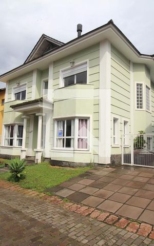 Casa de condomínio à venda com 230m², 3 quartos e 5 vagasFachada da casa
