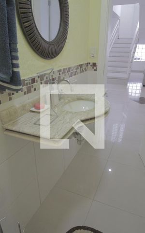 Casa de condomínio à venda com 230m², 3 quartos e 5 vagasLavabo