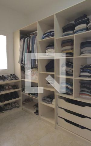 Casa de condomínio à venda com 230m², 3 quartos e 5 vagasCloset