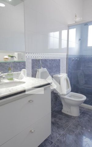 Casa de condomínio à venda com 230m², 3 quartos e 5 vagasBanheiro
