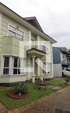 Casa de condomínio à venda com 230m², 3 quartos e 5 vagasFachada da casa