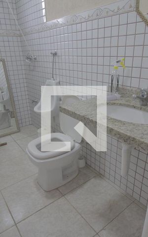 Casa de condomínio à venda com 230m², 3 quartos e 5 vagasBanheiro de serviço