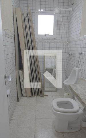 Casa de condomínio à venda com 230m², 3 quartos e 5 vagasBanheiro de serviço