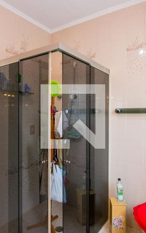 Casa à venda com 330m², 3 quartos e 3 vagasBanheiro do quarto 1
