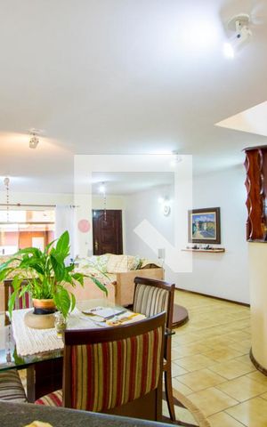 Casa à venda com 330m², 3 quartos e 3 vagasSala de estar