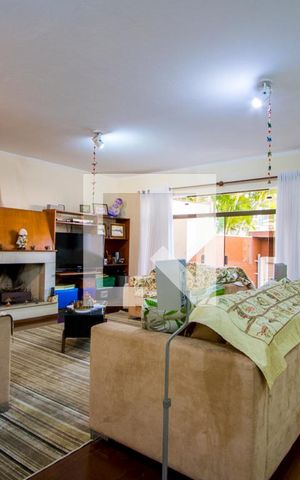 Casa à venda com 330m², 3 quartos e 3 vagasSala de tv