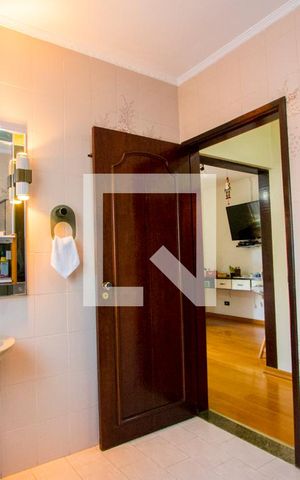 Casa à venda com 330m², 3 quartos e 3 vagasBanheiro do quarto 1