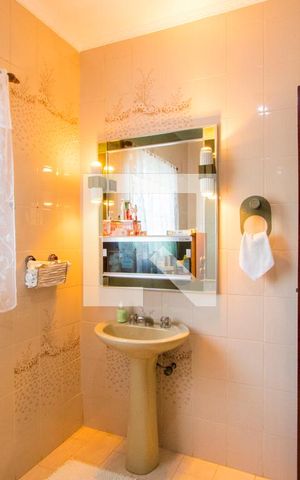Casa à venda com 330m², 3 quartos e 3 vagasBanheiro do quarto 1