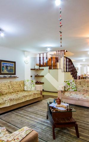 Casa à venda com 330m², 3 quartos e 3 vagasSala de tv
