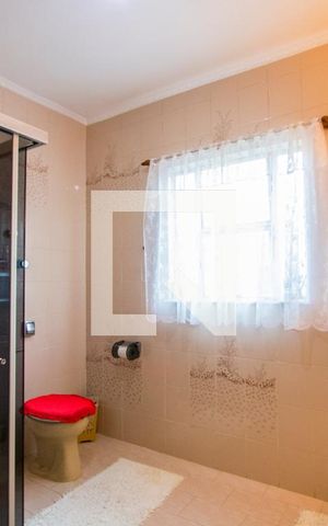 Casa à venda com 330m², 3 quartos e 3 vagasBanheiro do quarto 1