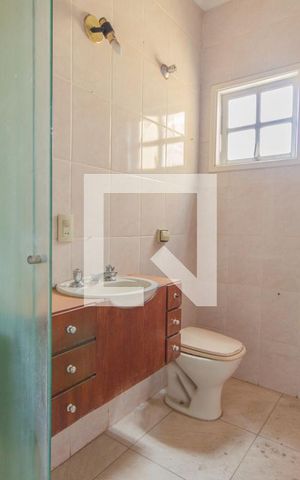Casa à venda com 340m², 5 quartos e 2 vagas Casa à venda com 340m², 5 quartos e 2 vagasBanheiro de Suite 3