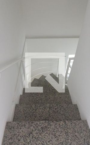 Casa para alugar com 150m², 3 quartos e 2 vagasEscada 