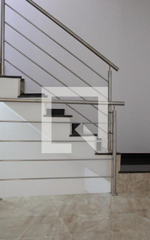 Casa à venda com 262m², 6 quartos e 3 vagasEscada para o terceiro piso