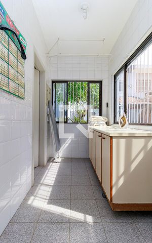 Casa à venda com 150m², 3 quartos e 3 vagas Casa à venda com 150m², 3 quartos e 3 vagasÁrea de Serviço