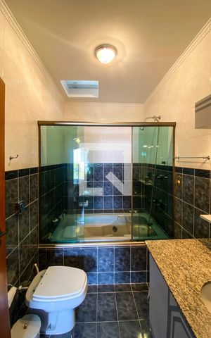 Casa para alugar com 340m², 4 quartos e 4 vagas Casa para alugar com 340m², 4 quartos e 4 vagasBanheiro da Suíte 2