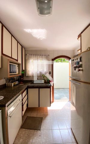Casa para alugar com 340m², 4 quartos e 4 vagas Casa para alugar com 340m², 4 quartos e 4 vagasCozinha