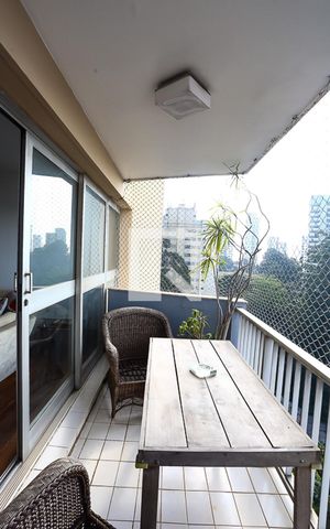 Apartamento à venda com 220m², 4 quartos e 2 vagas Apartamento à venda com 220m², 4 quartos e 2 vagasVaranda da Sala
