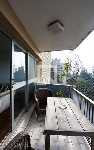 Apartamento à venda com 220m², 4 quartos e 2 vagas Apartamento à venda com 220m², 4 quartos e 2 vagasVaranda da Sala