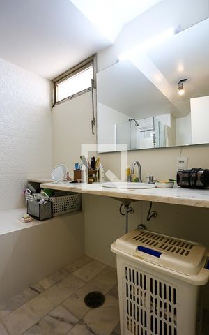 Apartamento à venda com 220m², 4 quartos e 2 vagas Apartamento à venda com 220m², 4 quartos e 2 vagasBanheiro da Suíte 2