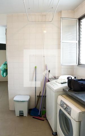 Apartamento à venda com 220m², 4 quartos e 2 vagas Apartamento à venda com 220m², 4 quartos e 2 vagasÁrea de Serviço