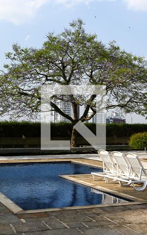 Apartamento à venda com 220m², 4 quartos e 2 vagas Apartamento à venda com 220m², 4 quartos e 2 vagasÁrea comum - Piscina