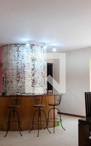 Casa à venda com 330m², 5 quartos e 2 vagas Casa à venda com 330m², 5 quartos e 2 vagasSala