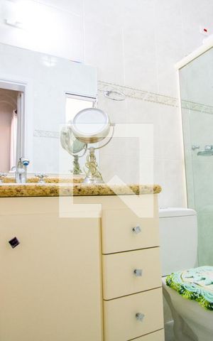 Casa à venda com 182m², 3 quartos e 4 vagasBanheiro do quarto 2