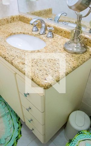 Casa à venda com 182m², 3 quartos e 4 vagasBanheiro do quarto 2
