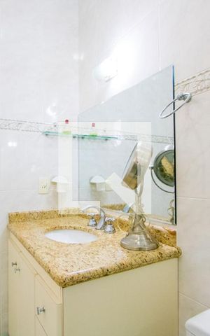 Casa à venda com 182m², 3 quartos e 4 vagasBanheiro do quarto 2