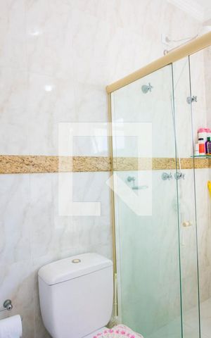 Casa à venda com 182m², 3 quartos e 4 vagasBanheiro do quarto 1