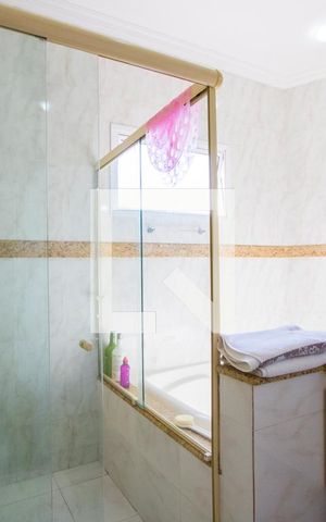 Casa à venda com 182m², 3 quartos e 4 vagasBanheiro do quarto 1