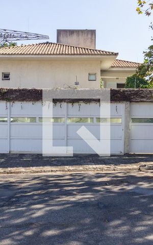 Casa para alugar com 327m², 4 quartos e 3 vagas Casa para alugar com 327m², 4 quartos e 3 vagasFachada